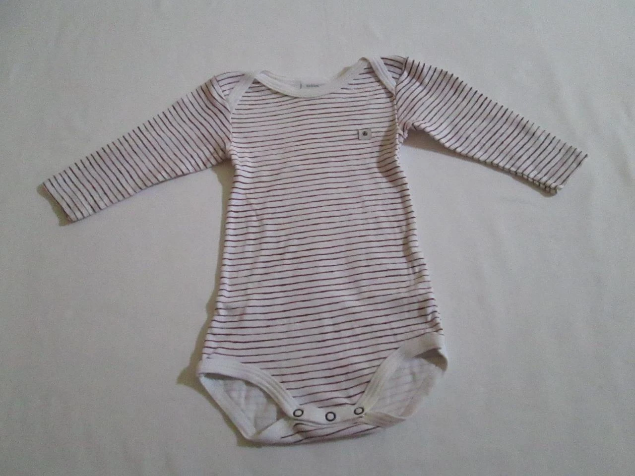 Body blanc rayé bordeaux Petit Bateau.